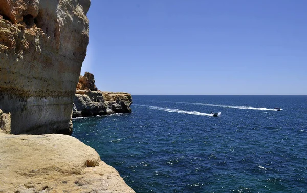 Boats Sea Water Rock Formations Clear Blue Sky Sunny Day — 图库照片