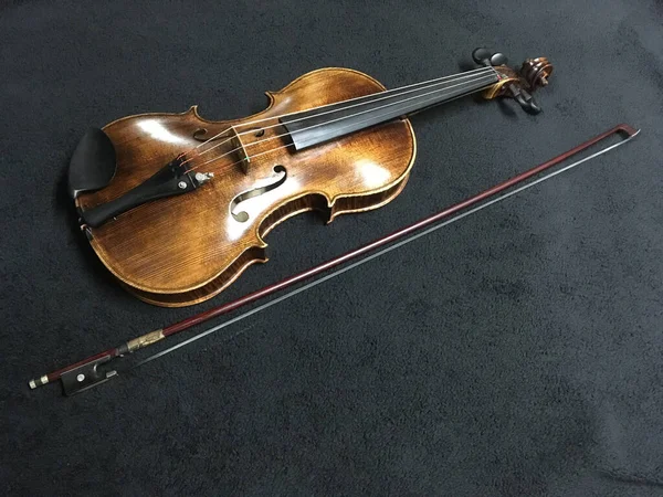Close Violino Vintage 1926 Arco Sobre Fundo Preto — Fotografia de Stock