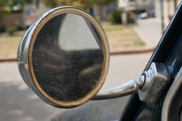 Een Close Shot Van Een Zijspiegel Van Een Auto Een — Stockfoto