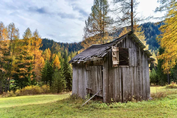 Una Vista Del Paisaje Del Campo Granero Madera Otoño —  Fotos de Stock