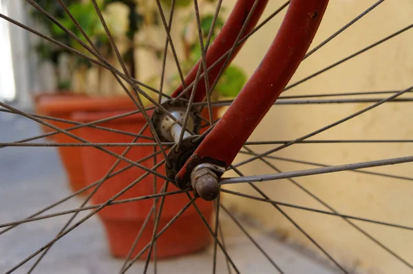 Крупный План Колеса Красного Велосипеда Припаркованного Улице Дневном Свете — стоковое фото