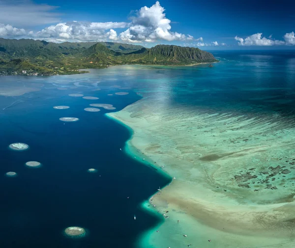 青いきれいな水と熱帯のビーチの空中ビュー — ストック写真