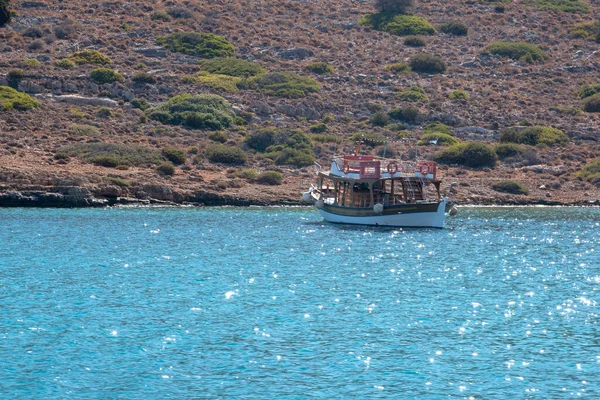 Loď Plovoucí Pobřeží Sluneční Svit Třpytící Hladině Vody Ostrov Kréta — Stock fotografie