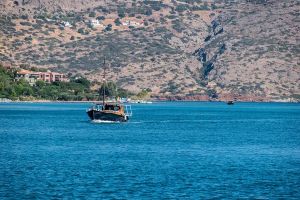 Uma Cena Pacífica Com Barco Flutuando Mar Azul Ilha Creta — Fotografia de Stock