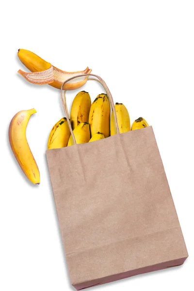 白色背景的纸包装上垂直拍摄的香蕉 — 图库照片