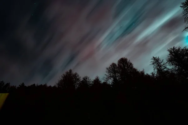 Een Betoverende Bewolkte Lucht Boven Het Dichte Bos Nachts — Stockfoto