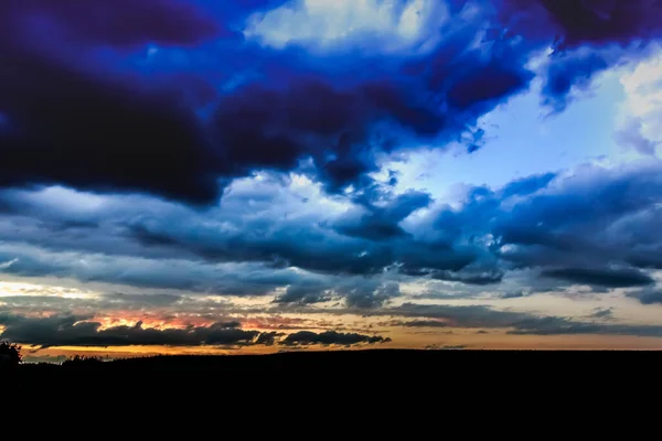 Μια Εκπληκτική Θέα Ενός Cloudscape Πάνω Από Πεδίο Κατά Ηλιοβασίλεμα — Φωτογραφία Αρχείου