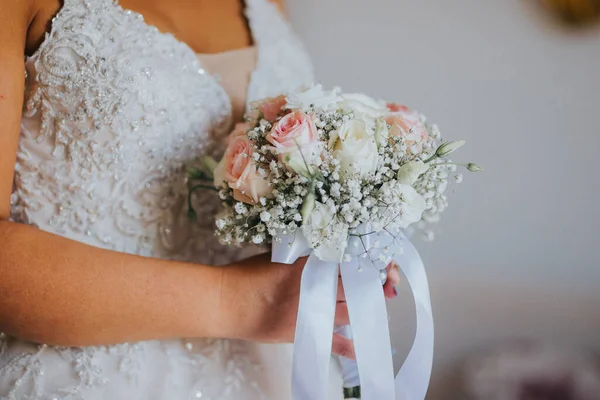 Noiva Usando Seu Vestido Branco Segurando Seu Buquê Noiva Pronto — Fotografia de Stock