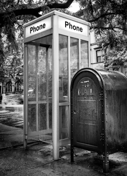 Tiro Vertical Preto Branco Uma Cabine Telefônica Uma Caixa Correio — Fotografia de Stock