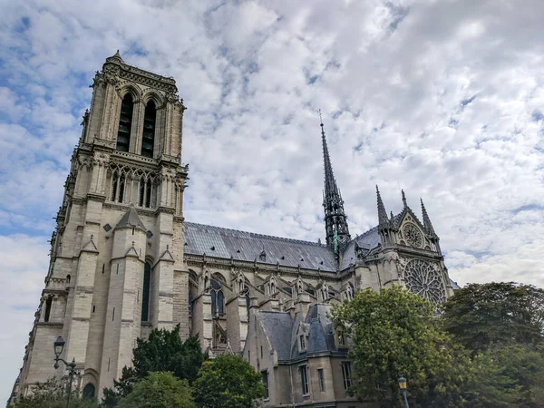 Colpo Basso Della Maestosa Notre Dame Parigi Francia Durante Giorno — Foto Stock