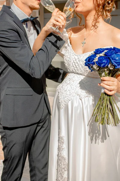 Egy Függőleges Felvétel Terhes Menyasszonyról Vőlegényről Amint Pezsgőt Isznak — Stock Fotó