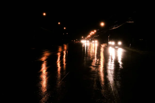 Paisagem Noturna Carros Com Faróis Dirigindo Uma Estrada Molhada — Fotografia de Stock