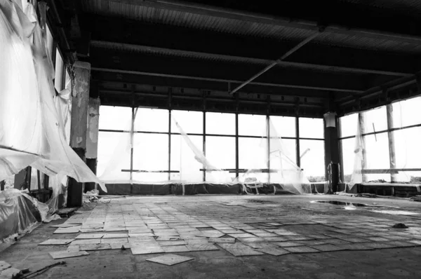 Greyscale Shot Abandoned Office Building — Stockfoto