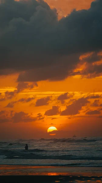 Een Prachtig Landschap Van Zonsondergang Met Bewolkte Lucht Boven Zee — Stockfoto