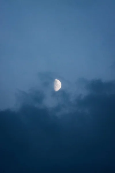 在雾蒙蒙的天空中 月亮藏在云下的美丽的垂直画面 — 图库照片