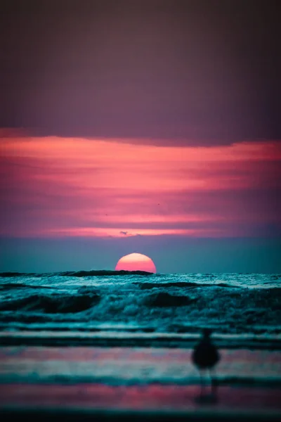 Uma Bela Paisagem Pôr Sol Com Céu Nublado Sobre Mar — Fotografia de Stock