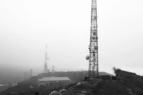 Δορυφορικοί Πύργοι Στους Λόφους Μια Ομιχλώδη Μέρα — Φωτογραφία Αρχείου