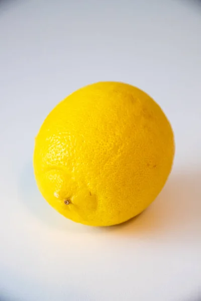 Beautiful Shot Lemon White Surface — Stockfoto