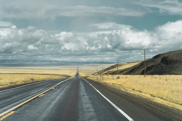 Prázdná Asfaltová Dálnice Východním Oregonu Pod Modrou Zataženou Oblohou Deštivého — Stock fotografie