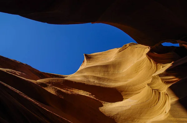 Una Toma Ángulo Bajo Día Soleado Antelope Canyon —  Fotos de Stock