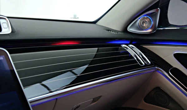 豪華な 快適でモダンな車のインテリア パワー パフォーマンス 自動車 テクノロジーに理想的なコンセプト — ストック写真
