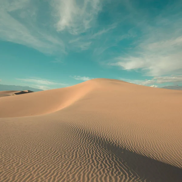Piękna Scena Dużej Przestrzeni Wydmy Piaszczysta Ziemia Sahara Przeciw Zachmurzonemu — Zdjęcie stockowe