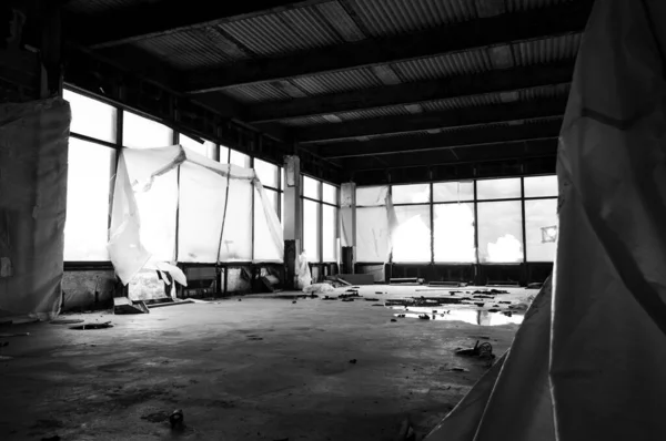 Greyscale Shot Abandoned Office Building — Fotografia de Stock