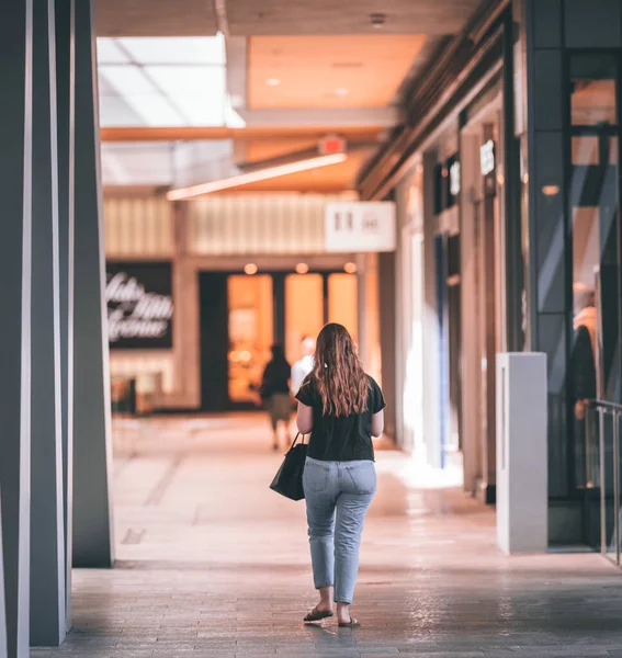 Uma Visão Traseira Mulher Encaracolada Vestindo Uma Camisa Preta Jeans — Fotografia de Stock