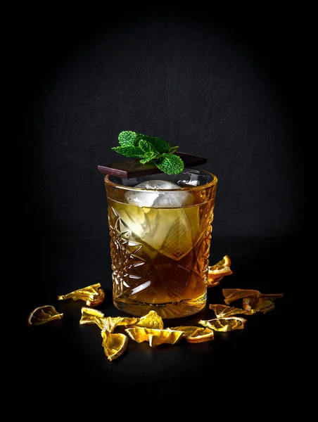 Vertical Shot Cocktail Liqueur Glass Chocolate Bar Mint Dried Fruits — Fotografia de Stock