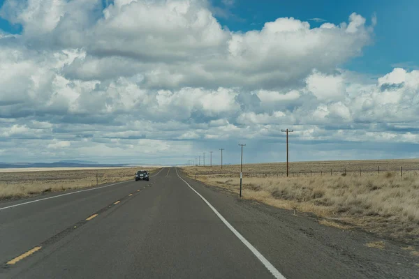 Car Asphalt Highway Eastern Oregon Blue Sky Large Massive Clouds — Foto Stock