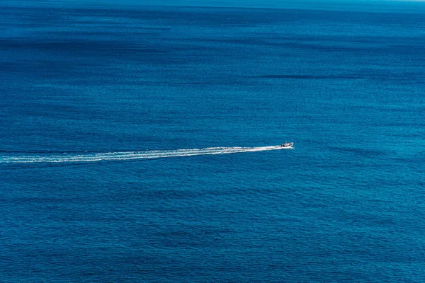 Pohled Motorový Člun Otevřeném Moři Dálce Ostrov Kréta Řecko — Stock fotografie