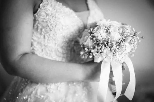 Menyasszony Fehér Ruhát Visel Menyasszonyi Csokrot Tart Készen Áll Esküvőjére — Stock Fotó