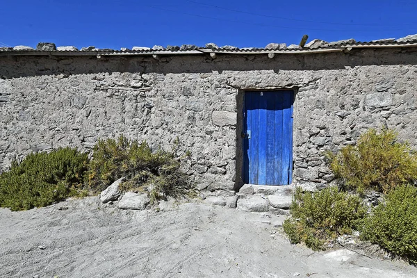 Celeiro Velho Uma Casa Com Uma Porta Madeira Azul Pintada — Fotografia de Stock