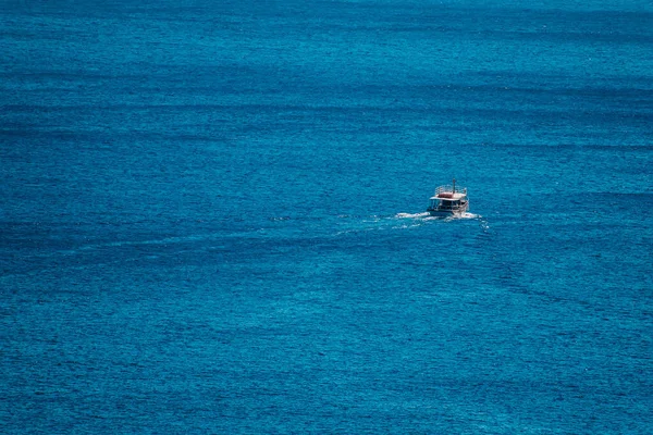 Ένα Μπλε Θαλάσσιο Τοπίο Ένα Μοναχικό Σκάφος Επιπλέει Κρήτη Ελλάδα — Φωτογραφία Αρχείου