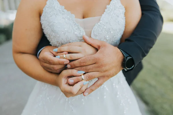 Egy Vőlegény Aki Hátulról Öleli Menyasszonyt Esküvői Szertartás Fotózás — Stock Fotó
