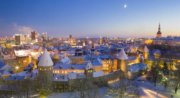 冬季白雪覆盖着圣诞佳节 空中鸟瞰日落时色彩斑斓的中世纪古城塔林 — 图库照片