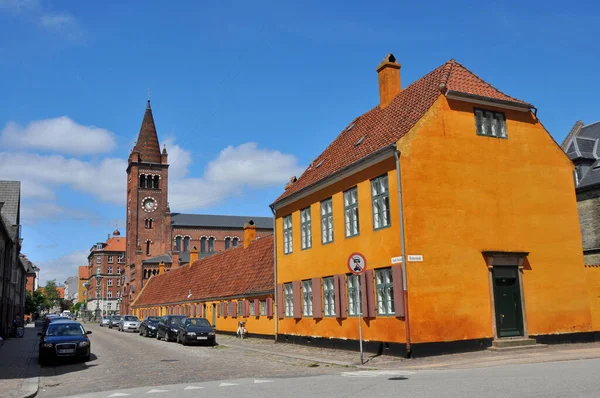 Copenhagen Denmark 2021年11月5日 丹麦哥本哈根的黄色房屋和红砖教堂 斯堪的纳维亚半岛 — 图库照片