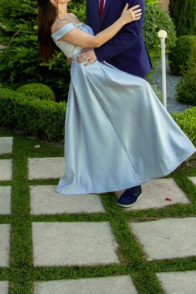 Egy Függőleges Felvétel Menyasszony Vőlegény Öleléséről Tánc Közben — Stock Fotó