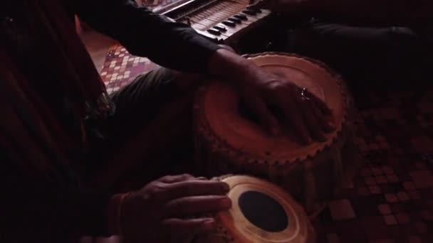 Съемки Крупным Планом Индийской Группы Музыкантов Играющих Традиционных Инструментах — стоковое видео
