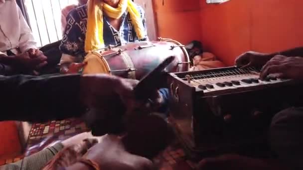 Πλάνα Από Κοντινό Πλάνο Μιας Ινδικής Ομάδας Μουσικών Που Παίζουν — Αρχείο Βίντεο