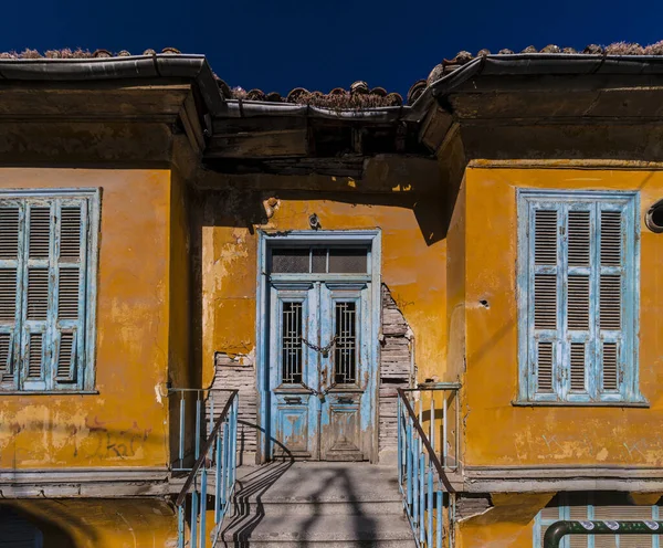Uma Velha Casa Amarela Cidade Kavala Grécia — Fotografia de Stock