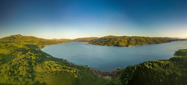 Μια Μαγευτική Θέα Μιας Ήρεμης Λίμνης Που Περιβάλλεται Από Βουνά — Φωτογραφία Αρχείου