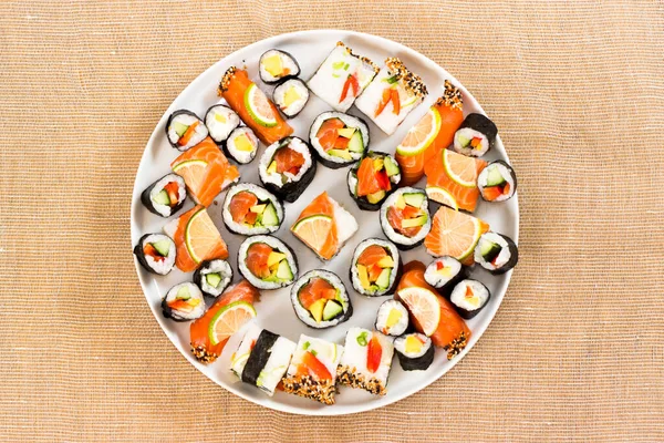 Rolos Sushi Frescos Com Legumes Salmão — Fotografia de Stock