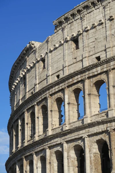 蓝天下一座漂亮的罗马竞技场的垂直照片 — 图库照片