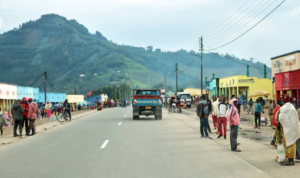 Rubavu Rwanda Kasım 2018 Ana Yol Boyunca Renkli Dükkanlar Insanlarla — Stok fotoğraf