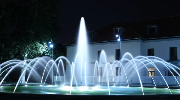Una Hermosa Fuente Luces Agua Cerca Casa Blanca Por Noche — Foto de Stock
