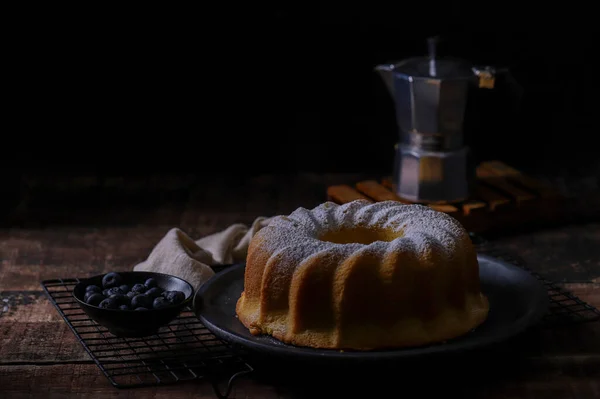 Pastel Casero Oscuro Con Azúcar Cristal Bayas Una Cafetera Fondo —  Fotos de Stock