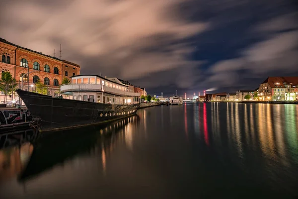 Long Exposure Shot River Lined City Buildings Colorful Lig — 图库照片