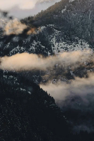 Yüzen Bulutlu Güzel Karlı Dağların Dikey Görüntüsü — Stok fotoğraf