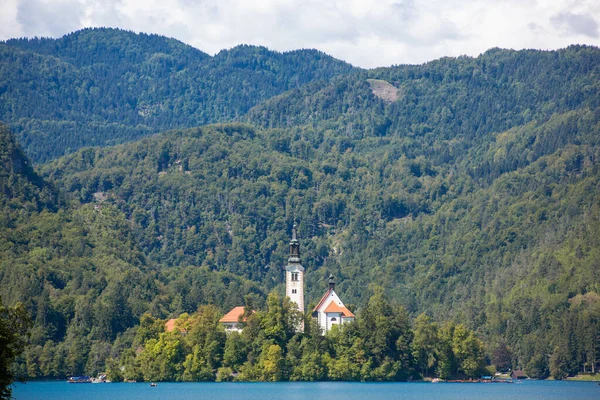 Szent Mária Templom Bled Kis Szigetén Sűrű Erdőkkel Körülvéve Szlovéniában — Stock Fotó